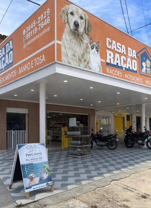 Fachada da loja Casa da Ração, onde funciona o consultório Petcétera da Dra. Bárbara Saú